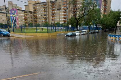 A dos cuadras de la Bombonera es imposible transitar por el agua caída