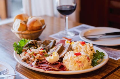 A dos cuadras del lago Nahuel Huapi se encuentra La Fonda del Tío, un restaurante caracterizado por sus platos abundantes que se posicionó en el puesto 21 de la guía mundial Taste Atlas