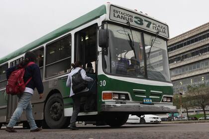 A dos semanas de las elecciones primarias, el Gobierno habilitó hoy la publicidad o anuncios políticos en los colectivos