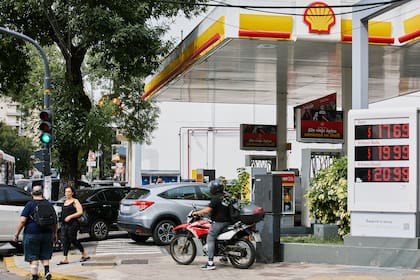 A dos semanas del estallido en Medio Oriente, el Brent ya superó los US$100 y las refinadoras dicen que venden a pérdida