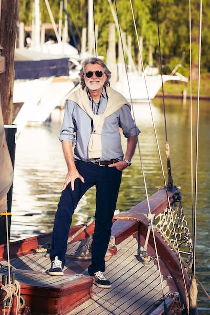 A Dotto le gusta navegar y tuvo su propio barco hasta hace unos años. Ahora disfruta del río cuando visita a sus amigos en el Yacht Club Argentino, en San Fernando, donde posó para ¡HOLA! Argentina a bordo del velero Gorría
