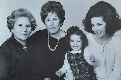 “A esa foto, yo la llamo ‘Las cuatro generaciones’”, cuenta
Ligia. En la imagen, están –de izquierda a derecha– su bisabuela Rosa, su abuela Ángela y su madre. En brazos, Ligia, cuando era chiquita. “Cuando mi mamá se iba a trabajar a Europa, mi hermano y yo nos quedábamos a cargo de mi abuela y mi bisabuela. Hablaba más con ellas que con mi mamá”, dice la artista.