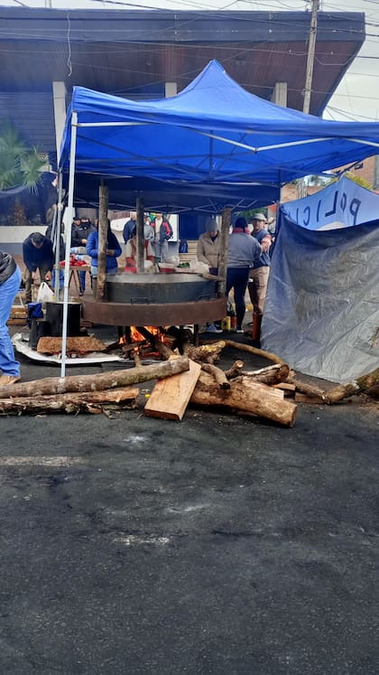 A eso de las 11, empezó el fuego para las ollas populares.