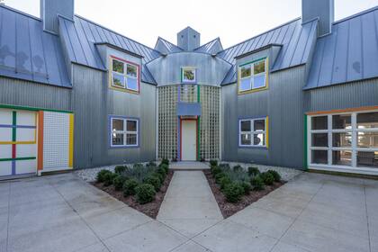 A esta casa se la conoce en el barrio como "la casa Crayola" por su parecido con una caja de crayones de esa marca