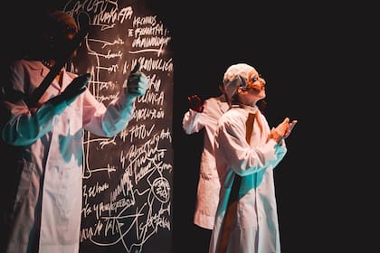 A esta especie de cabaret trans que es Saraos uranistas el boca en boca lo ha transformado en una de las obras más convocantes del circuito alternativo