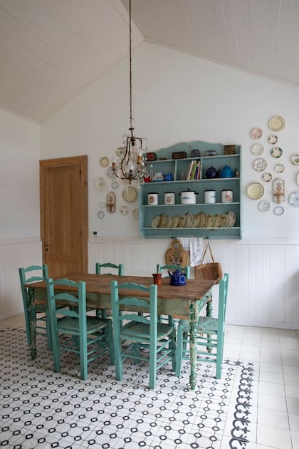 A estas viejas sillas provenzales les pintaron los asientos de paja. ¡Y en combinación con la estantería!