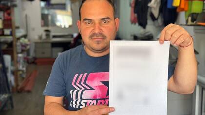 A este comerciante colombiano le encargan 10-12 fotocopias de cédula al día.
