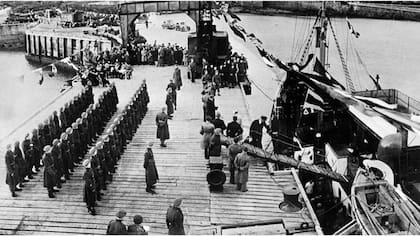 A excepción de una familia que quiso quedarse, toda la población de Alderney fue evacuada antes de la llegada de las tropas alemanas. Tras su liberación, un contingente británico los recibió en el puerto a su regreso