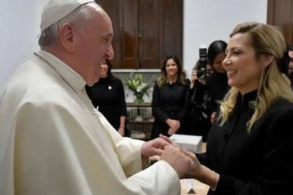 "A Fabiola le regalé el tapadito negro que hacemos para ocasiones como una visita al Papa", cuenta Amelia