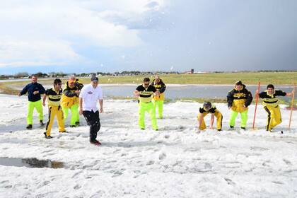 A falta de actividad, los pilotos se divirtieron con el granizo