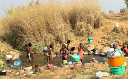 A falta de agua corriente, en una aldea de Angola, el río es el sitio de higiene para los lugareños