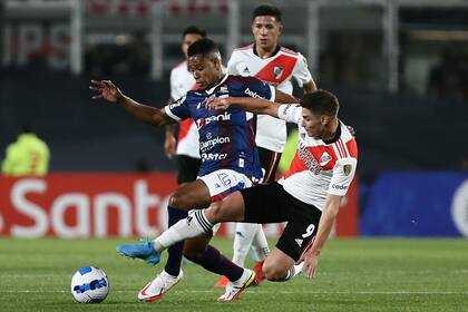 A falta de goles, Julián Álvarez lucha por el equipo; en el primer tiempo, River está arriba ante Fortaleza 