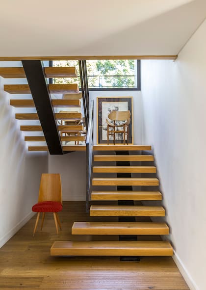 “A Fede le encanta descubrir y restaurar”, resume Lara sobre las singulares sillas, mayormente de la década del 60, que pueblan los ambientes