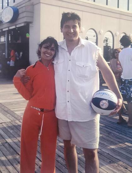 A Fernando y Carolina lo que los une es mucho más que el amor de pareja. Los une la fe, el compromiso social y una vocación por ayudar al prójimo que Fernando arrastra desde su adolescencia.