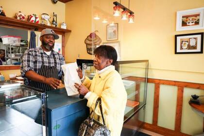 A finales de 2024, Hunter renunció a su carrera en el sector de la logística y distribución para dirigir la panadería de su madre.