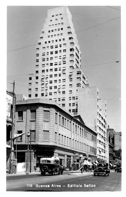 A finales de la década del 30/40 la esquina suroeste fue ocupada la Ferretería Alemana. Detrás, el edificio Safico.
