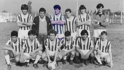 A finales de los 80, un joven Facundo Manes se destacaba en el ataque del club Compañía General de Salto; el fútbol sigue muy presente en la vida del neurocientífico