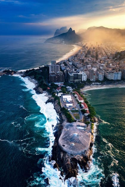 A finales del siglo XVIII la virgen se trasladó a la piedra de Copacabana, lo que hoy es el Fuerte de Copacabana.