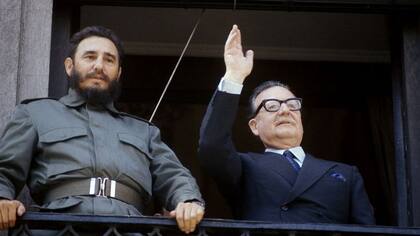 A fines de 1971, el lider cubano Fidel Castro visitó Chile por 3 semanas. En la foto, junto a Salvador Allende, con quien tenía una estrecha relación