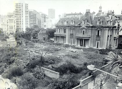 A fines de 1980 se podó el jardín para construir la torre del hotel que fue primero Hyatt y, en la actualidad, Four Seasons.