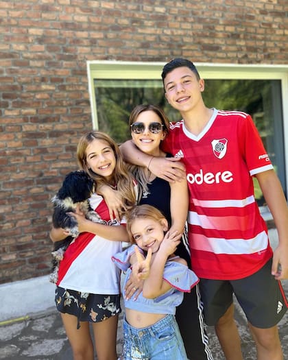 A fines de 2022, Evangelina Anderson y sus hijos Bastián, Lola y Emma se mudaron a la Argentina para acompañar a Martín Demichelis en su trabajo de DT de River (Foto: Instagram @evangelinaanderson)