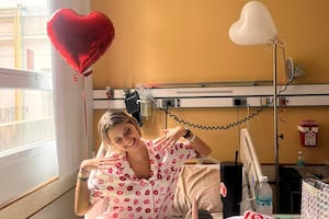 Tiene 20 años, le diagnosticaron un cáncer que afecta a menos del 1% de los pacientes y hoy inspira a miles en redes