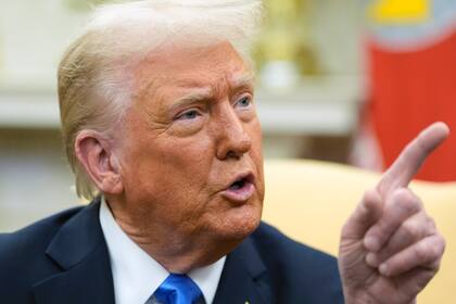 A fines de enero, Trump exigió un aumento en las detenciones diarias de ICE, lo que llevó a redadas más agresivas y críticas sobre la falta de enfoque en verdaderos peligros para la seguridad pública