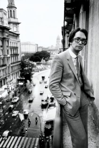 Javier Martínez y la Avenida Rivadavia, con el Congreso de la Nación de fondo