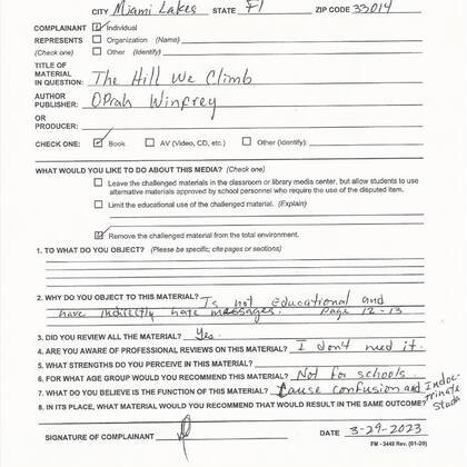 A fines de marzo, la madre de dos estudiantes pidió que la obra fuera retirada de la biblioteca escolar