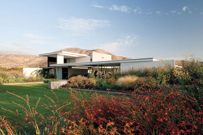 A fines del verano, Crocosmia sp., Deschampsia cespitosa, Rudbeckia laciniata, Miscanthus sinensis capturan la luz de la tarde.