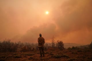 Los efectos devastadores en los brigadistas que combaten las llamas cuerpo a cuerpo en el sur