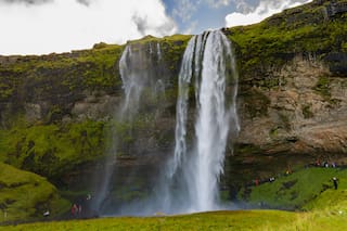 Un circuito de 300 km por volcanes, cascadas, cráteres, playas de arena negra y leyendas de trolls