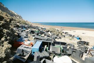 Es un paraíso de ballenas y elefantes marinos, pero las costas están repletas de desechos plásticos
