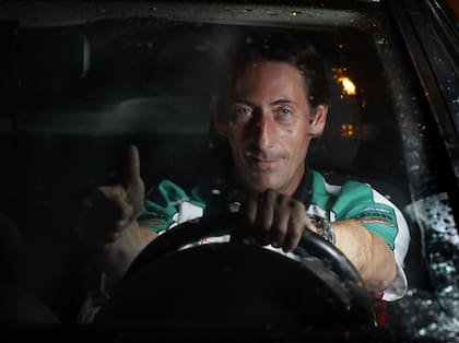 Federico Villagra celebra en su hábitat, dentro de un auto particular; el cordobés pasó ayer por Buenos Aires