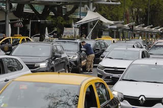 Taxistas y choferes de aplicaciones se unen contra un grupo “camuflado” y escala una pelea inesperada