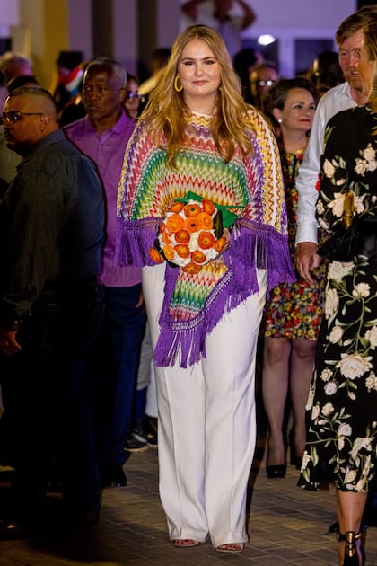 A full con la paleta de colores, Amalia se animó a un poncho de Missoni que lució con sandalias Gianvito Rossi y su cartera preferida de Jacquemus durante su gira por las islas del Caribe organizada a principio de año.