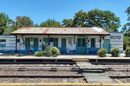 A Gándara se puede llegar en tren; la estación, que conserva el encanto de su historia, es una de las pocas instalaciones que permanecen activas