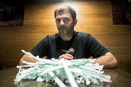 A Gastón Caminata se lo puede encontrar en las playas de Pinamar a pie, con su perra y recolectando residuos.