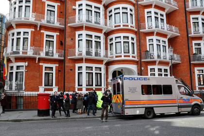 La policía de Londres realizó la captura de Assange en la embajada de Ecuador de la capital británica