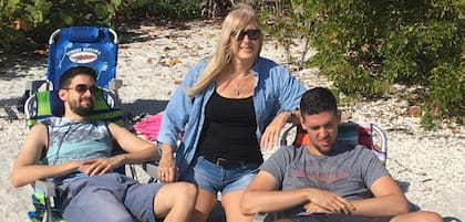A Gloria le llevó tiempo volver a su vida normal. Después de la muerte de su mamá, por problemas personales se fui a vivir a la Argentina por casi un año. Al regresar a Fort Myers pudo, de a poquito, ir encontrando una estabilidad emocional.