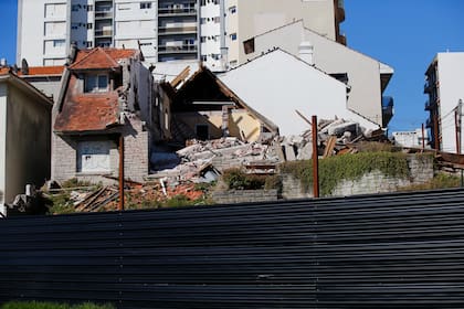 A golpes de piqueta y retroexcavadora, fue demolido el chalet Mattar
