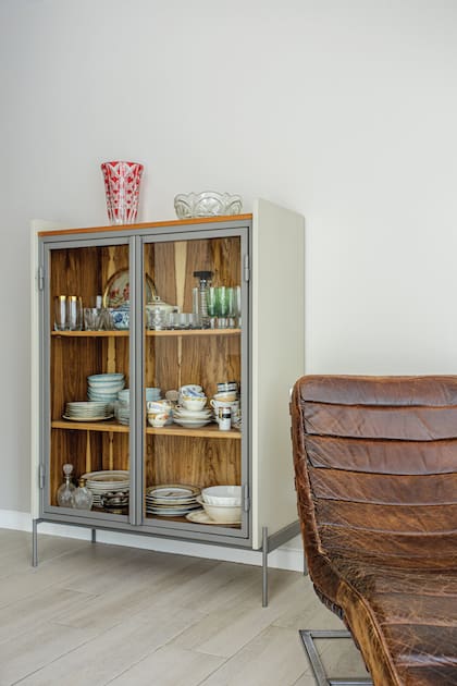 A Grace no le gustan los juegos de vajilla. Prefiere piezas diferentes que puede exhibir en el aparador.