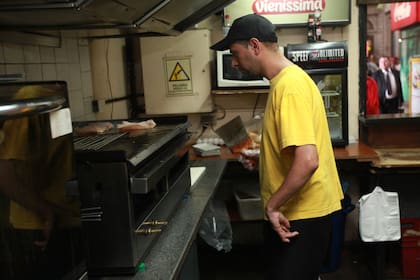A Guillermo Aguirre una de las cosas que más le gusta es estar frente a la plancha