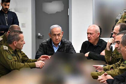 Una fotografía publicada por su oficina el 26 de octubre de 2024 muestra al primer ministro Benjamín Netanyahu reunido con el ministro de Defensa, Yoav Gallant, y comandantes de las FDI en el búnker debajo de la base militar de Kirya en Tel Aviv