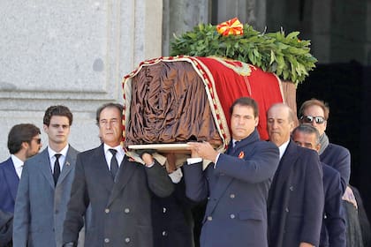 Tensión, teléfonos incautados y vivas a Franco durante la exhumación