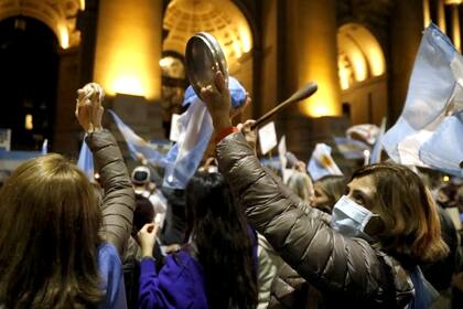 A horas de definirse el destino de los magistrados Bertuzzi, Bruglia y Castelli, cientos de personas se reunieron en Tribunales en apoyo a los jueces desplazados por el kirchnerismo