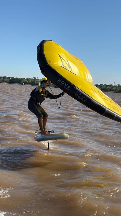 A Isaías, de 13, le gustó mucho practicar WingFoil; Capitanes, en el verano ofreció esa actividad en alianza con Santa Tabla, una escuela de esa disciplina que les prestó los equipos