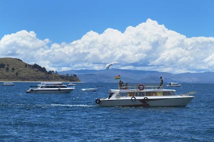 A Isla del Sol se llega en lanchas colectivas, a través del lago Titicaca, que salen de la ciudad de Copacabana