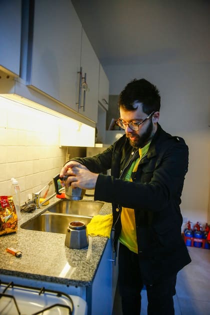 A Iván, psicólogo y músico de 37 años, le pagan la obra social