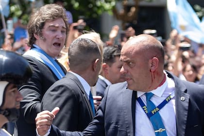 A Javier Milei le tiraron un botellazo el 10 de diciembre de 2023, después de su asunción como presidente